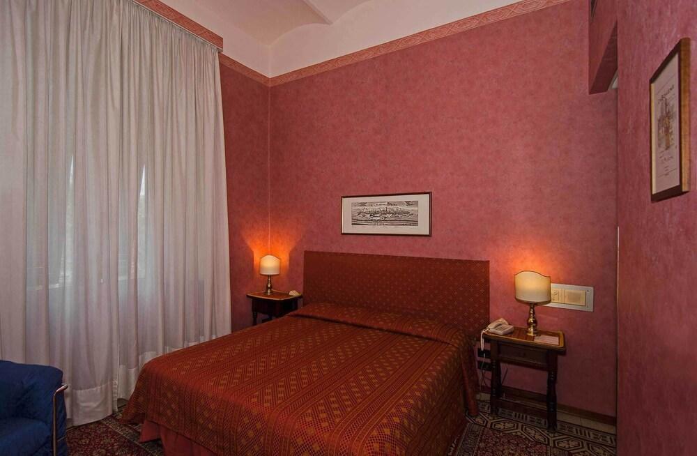 Hotel Rex ลุคคา ภายนอก รูปภาพ
