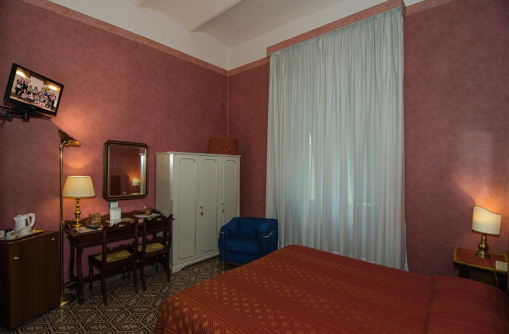 Hotel Rex ลุคคา ภายนอก รูปภาพ
