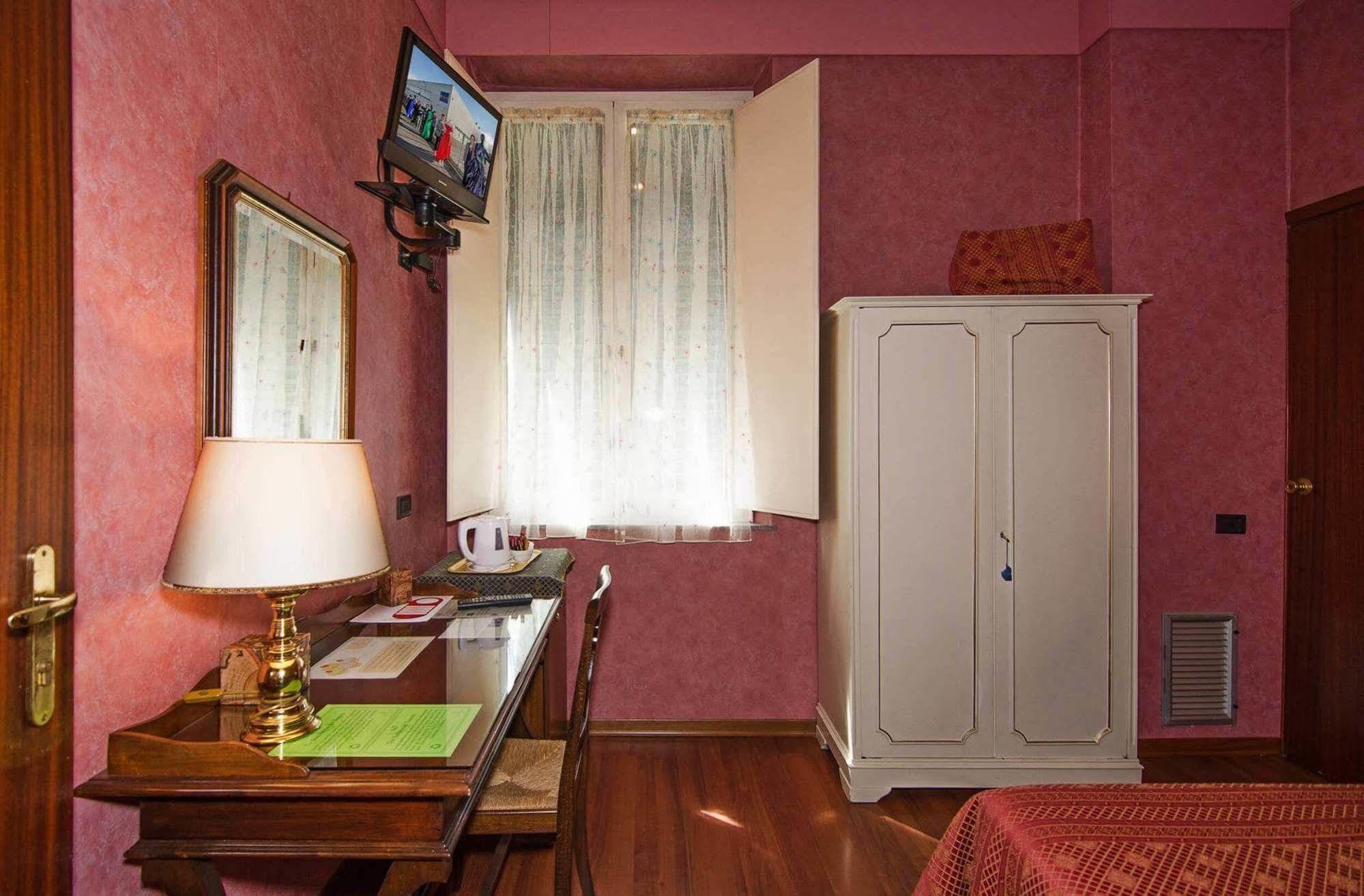 Hotel Rex ลุคคา ภายนอก รูปภาพ