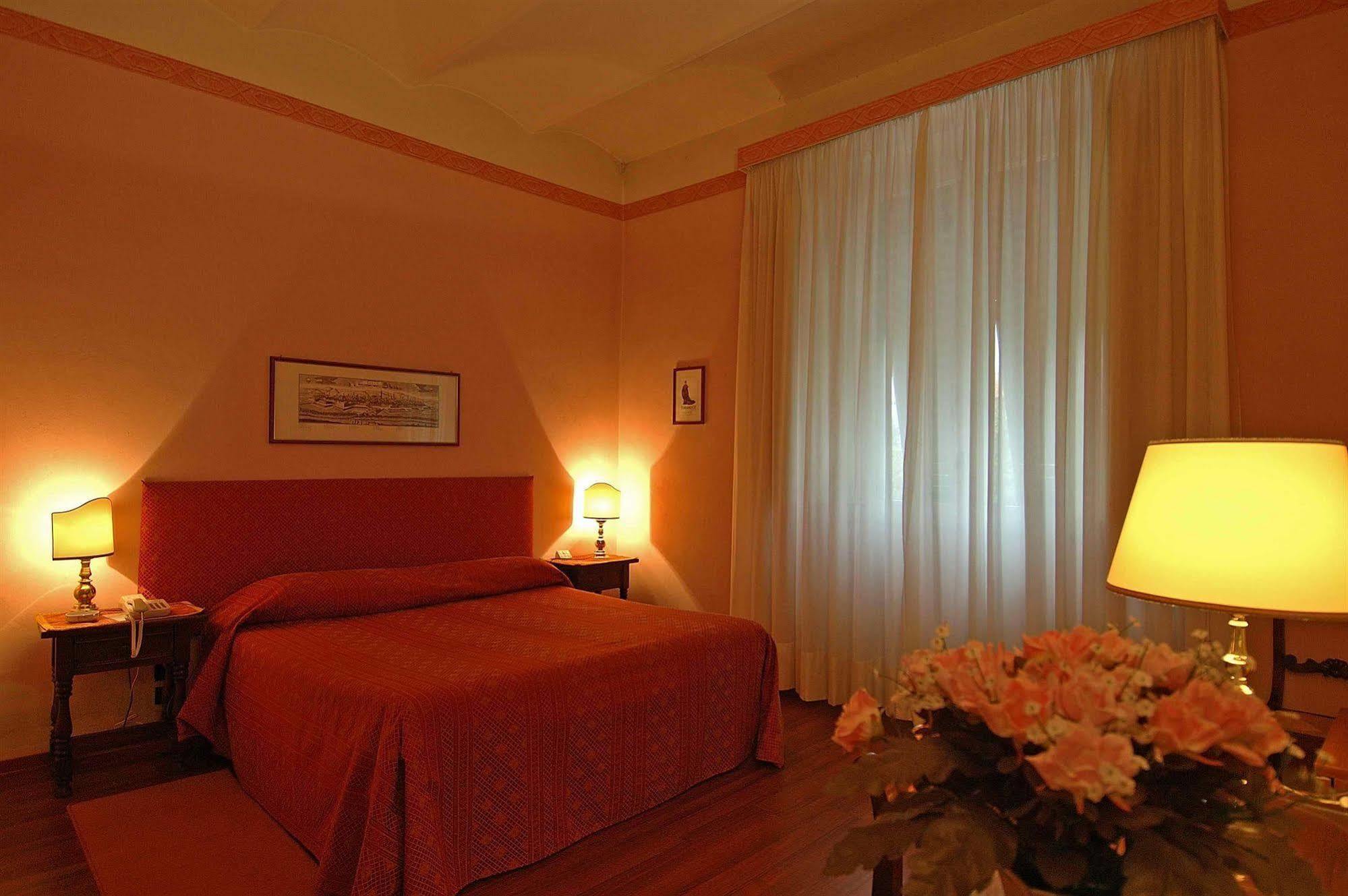 Hotel Rex ลุคคา ภายนอก รูปภาพ